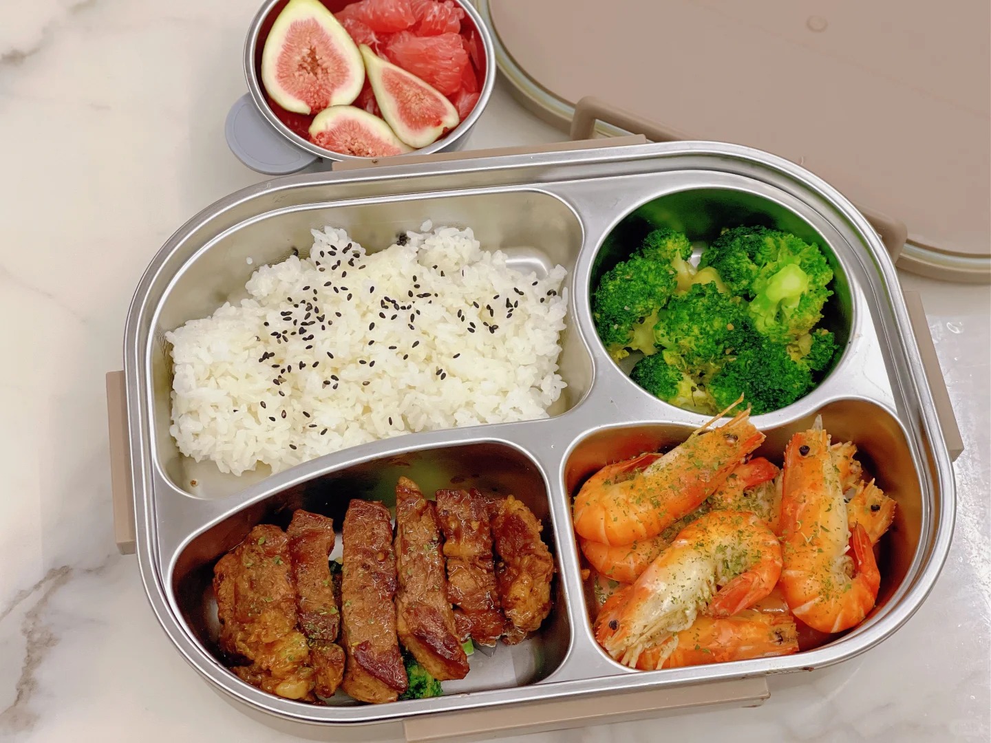 Mẹ ngày nào cũng chuẩn bị cơm hộp cho con trai cấp 2, nhìn thành phẩm, dân mạng: "Xin lỗi, tôi không ăn nổi canteen nữa" - Ảnh 2.