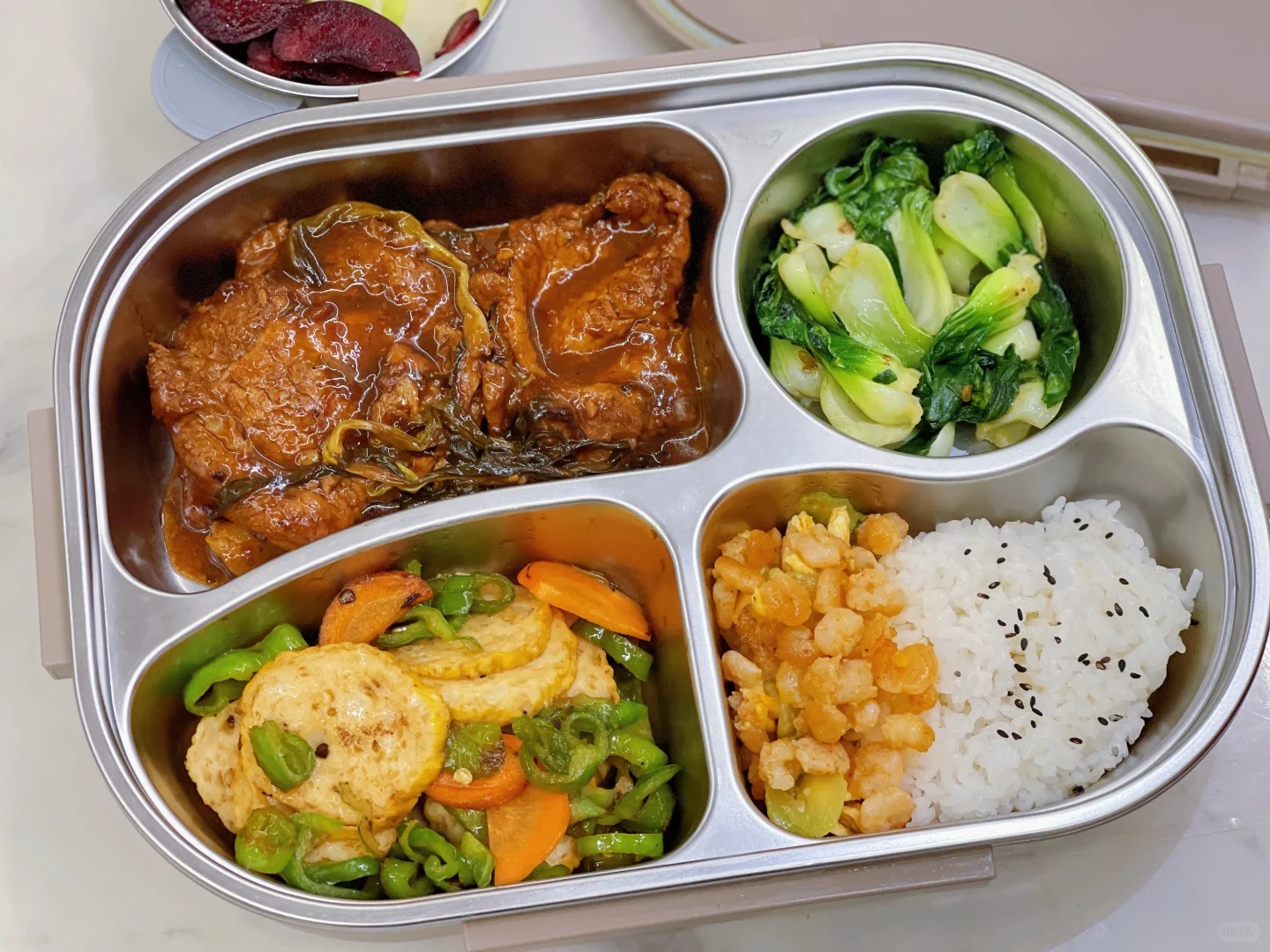 Mẹ ngày nào cũng chuẩn bị cơm hộp cho con trai cấp 2, nhìn thành phẩm, dân mạng: "Xin lỗi, tôi không ăn nổi canteen nữa" - Ảnh 4.
