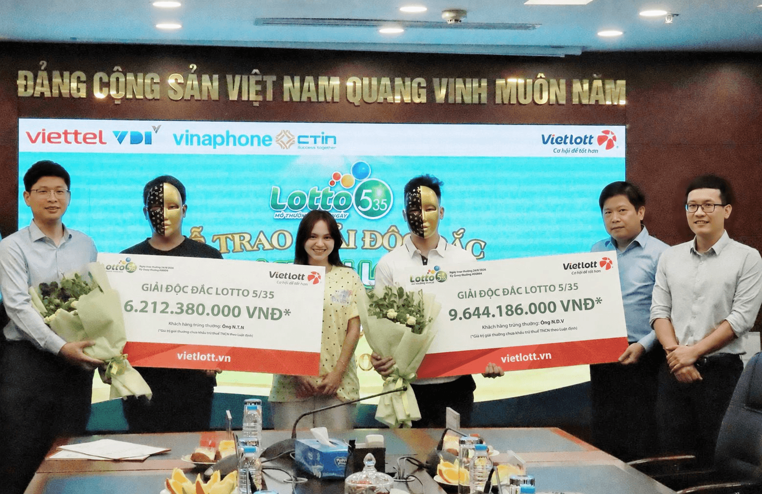 Hai nam Gen Z trúng thưởng Vietlott gần 16 tỷ đồng và kế hoạch chi tiêu hợp lý - Ảnh 1. Hai nam Gen Z trúng thưởng Vietlott gần 16 tỷ đồng và kế hoạch chi tiêu hợp lý - Ảnh 1.