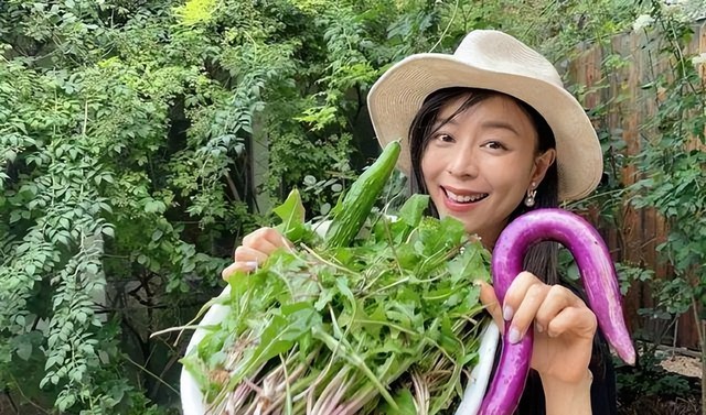 Nữ nghệ sĩ bỏ phố về quê: Đào đất, gieo hạt, bón phân, làm vườn như nông dân thực thụ - Ảnh 4.