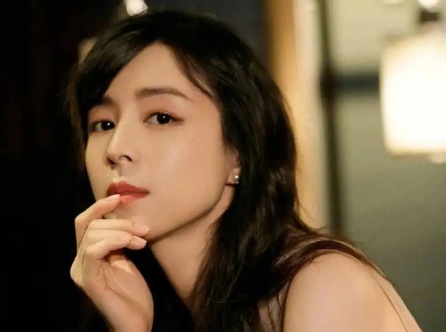 Nữ nghệ sĩ bỏ phố về quê: Đào đất, gieo hạt, bón phân, làm vườn như nông dân thực thụ - Ảnh 1.