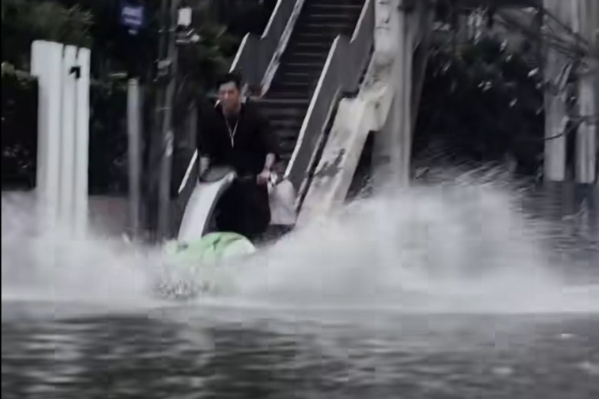 Lái mô tô nước giữa ngập lụt Bangkok , con trai nữ diễn viên bị xử phạt - Ảnh 1. Lái mô tô nước giữa ngập lụt Bangkok , con trai nữ diễn viên bị xử phạt - Ảnh 1.