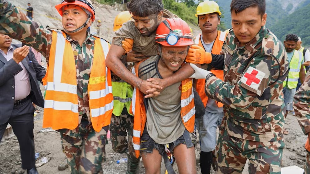 Phép màu sau 9 ngày dưới lòng núi Nepal: Đội cứu hộ nghe thấy tiếng người trong đường hầm, 2 công nhân được giải cứu thành công - Ảnh 1. Phép màu sau 9 ngày dưới lòng núi Nepal: Đội cứu hộ nghe thấy tiếng người trong đường hầm, 2 công nhân được giải cứu thành công - Ảnh 1.