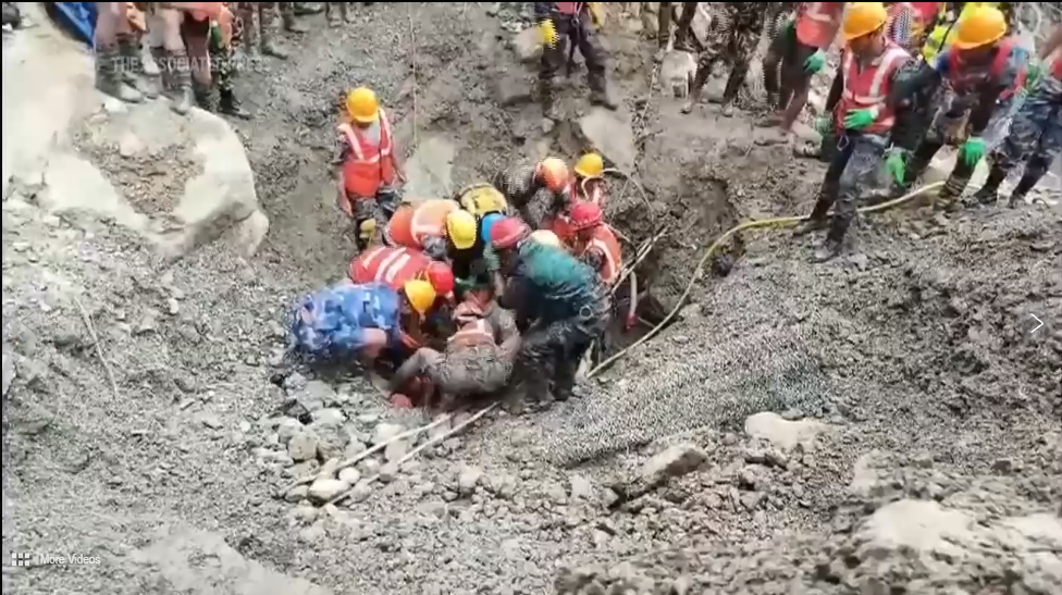 Phép màu sau 9 ngày dưới lòng núi Nepal: Đội cứu hộ nghe thấy tiếng người trong đường hầm, 2 công nhân được giải cứu thành công - Ảnh 4. Phép màu sau 9 ngày dưới lòng núi Nepal: Đội cứu hộ nghe thấy tiếng người trong đường hầm, 2 công nhân được giải cứu thành công - Ảnh 4.
