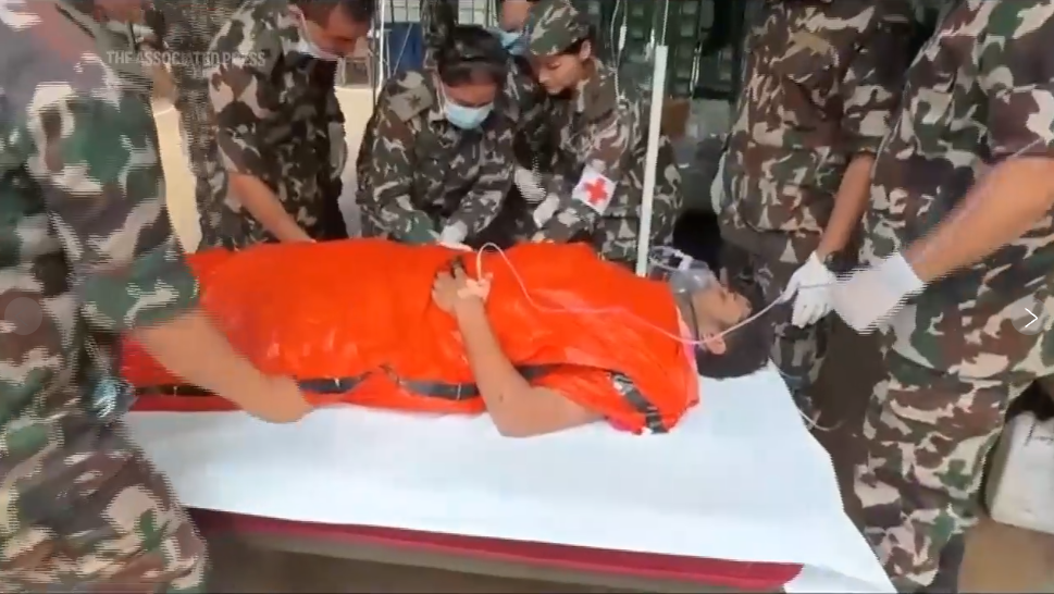 Phép màu sau 9 ngày dưới lòng núi Nepal: Đội cứu hộ nghe thấy tiếng người trong đường hầm, 2 công nhân được giải cứu thành công - Ảnh 2. Phép màu sau 9 ngày dưới lòng núi Nepal: Đội cứu hộ nghe thấy tiếng người trong đường hầm, 2 công nhân được giải cứu thành công - Ảnh 2.