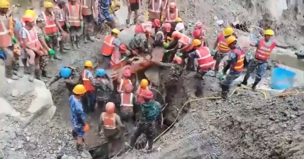 Phép màu sau 9 ngày dưới lòng núi Nepal: Đội cứu hộ nghe thấy tiếng người trong đường hầm, 2 công nhân được giải cứu thành công - Ảnh 5. Phép màu sau 9 ngày dưới lòng núi Nepal: Đội cứu hộ nghe thấy tiếng người trong đường hầm, 2 công nhân được giải cứu thành công - Ảnh 5.