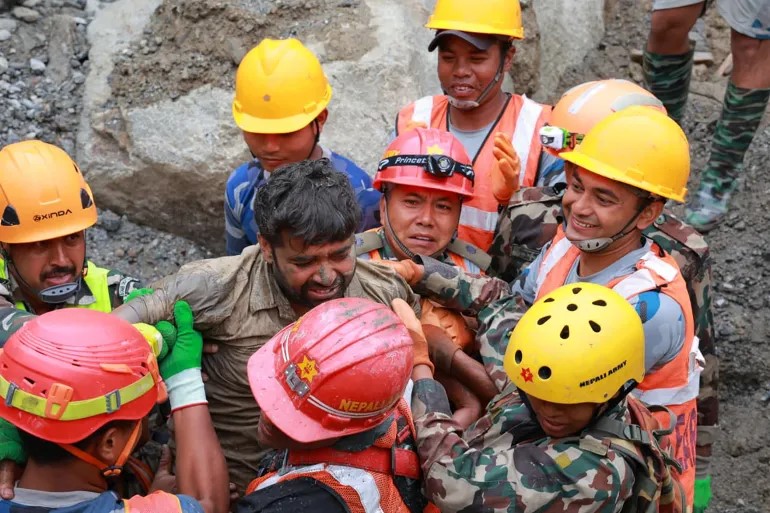 Phép màu sau 9 ngày dưới lòng núi Nepal: Đội cứu hộ nghe thấy tiếng người trong đường hầm, 2 công nhân được giải cứu thành công - Ảnh 3. Phép màu sau 9 ngày dưới lòng núi Nepal: Đội cứu hộ nghe thấy tiếng người trong đường hầm, 2 công nhân được giải cứu thành công - Ảnh 3.