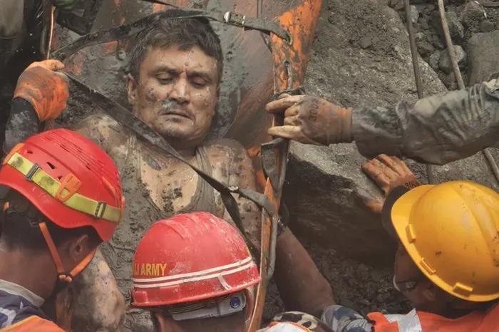 Lời kể của 2 công nhân được cứu sống ở Nepal: 9 ngày không thức ăn, bóng tối bủa vây, liên tục tụng chú Hindu để giữ vững tinh thần - Ảnh 2.