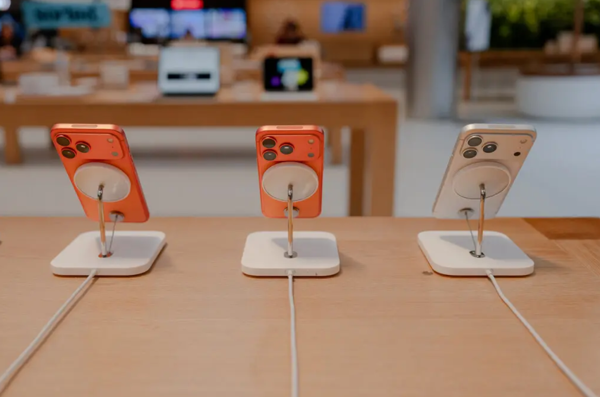 Apple chuẩn bị ra mắt iPhone màn hình gập đầu tiên vào năm 2026 - Ảnh 1.