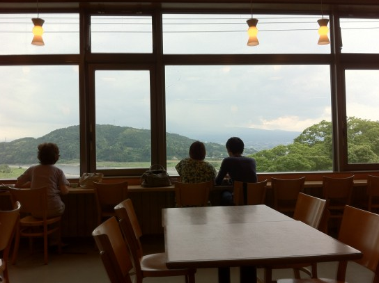 
Khu vực nghỉ ngơi ăn uống tại SA nhìn ra núi Phú Sỹ, đang ẩn mình dưới những đám mây. Ảnh: JDP
