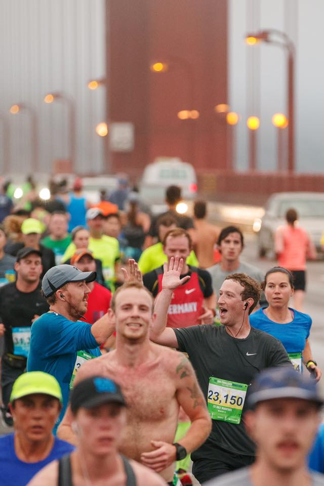 Bức ảnh cuối cùng là khoảnh khắc Mark high-five với một người chạy khác tại một cuộc thi ở San Francisco.