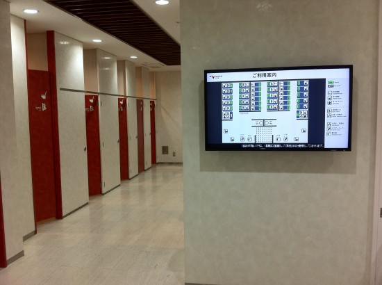 
Bảng điện tử giúp khách được biết tình trạng trống của các phòng vệ sinh. Ảnh: JDP
