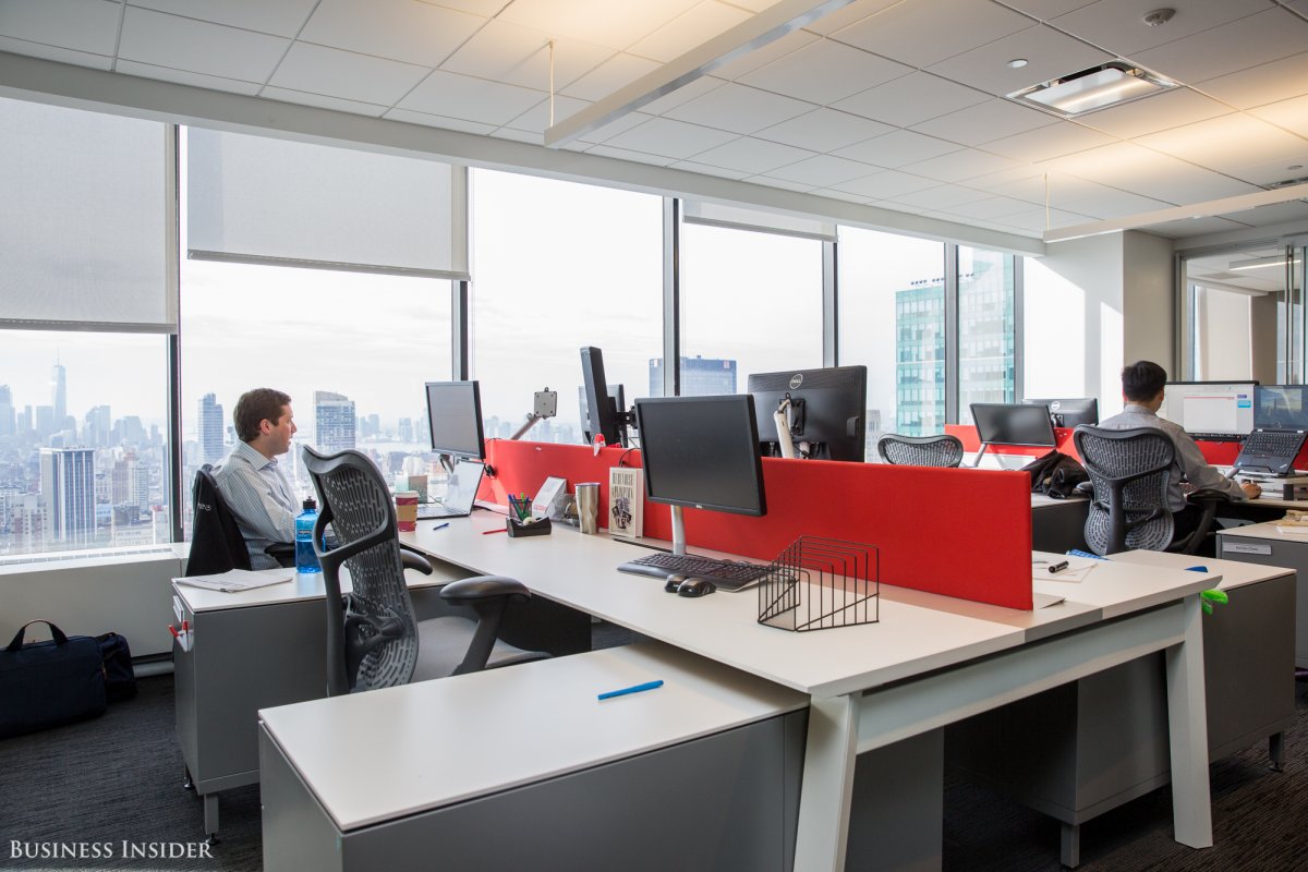 Với rất nhiều công việc vẫn được thực hiện theo phong cách thiết kế văn phòng thông thường. Nhân viên có thể ngồi làm việc cùng với nhóm của mình nếu họ thích, chẳng có quy định nào về chỗ ngồi tại Bain.