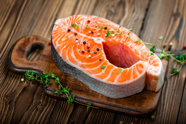 
Axit béo Omega -3 trong cá hồi có thể làm giảm viêm não, giảm lo lắng, bồn chồn.
