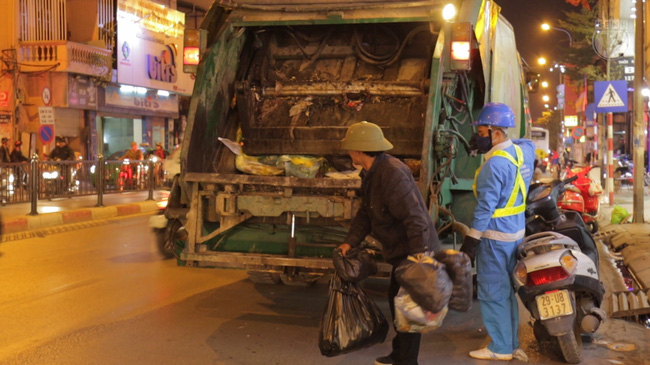 Xe rác cực thú vị ở Hà Nội: Đi đâu cũng bật nhạc 
