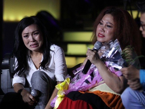 Siu Black nghẹn ngào trong liveshow được bạn bè tổ chức để gom tiền trả nợ. Ảnh: TL.