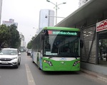 Người dân lo đi làm muộn vì cấm xe máy lên cầu vượt tuyến BRT đi qua - Ảnh 2.