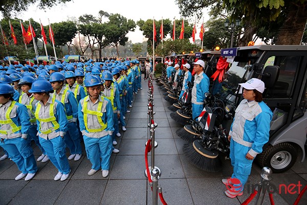 Mười hai xe dọn vệ sinh công nghệ mới cũng được trao tặng cho UBND TP Hà Nội.