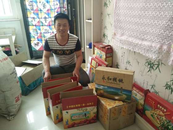 
Liu Dongdong bên các thùng chà là đỏ đang chờ được ship đi
