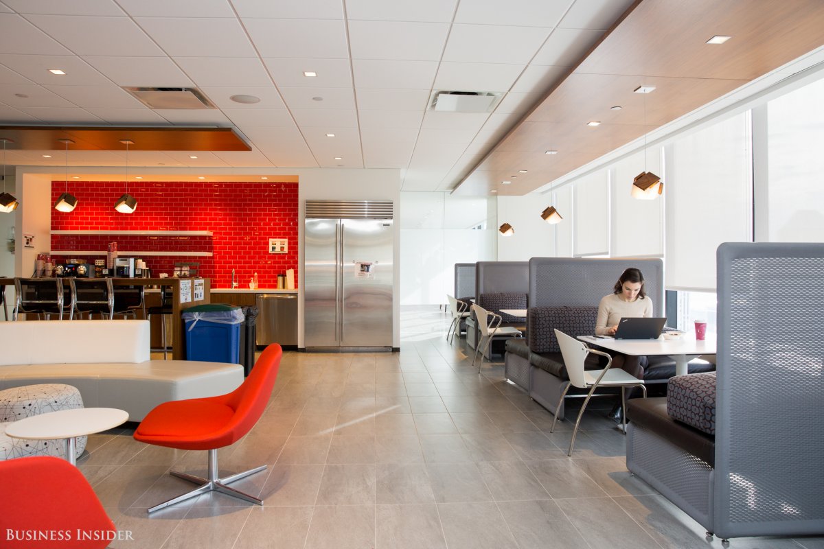 Đỏ là màu sắc chủ đạo của Bain, màu đỏ có thể được nhìn thấy ở rất nhiều nơi quanh văn phòng này.