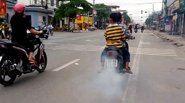 Khói nghi ngút xả ra từ một chiếc xe máy trên đường Hồ Tùng Mậu