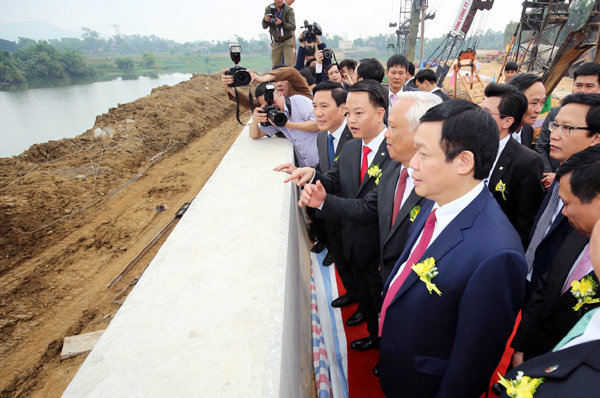 
Phó Thủ tướng Vương Đình Huệ cùng các đại biểu dự lễ khởi công đường Hồ Núi Cốc. Ảnh: VGP/Thành Chung

