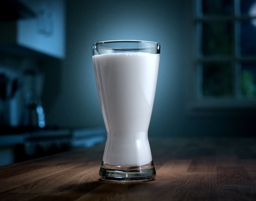 
Uống sữa vào buổi tối tốt cho sức khỏe nhưng không nên muộn hơn 21 giờ.
