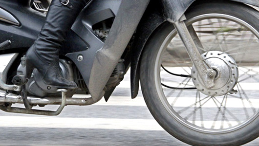 Không chỉ nguy hiểm khi điều khiển ô tô, giày cao gót cũng không phù hợp khi đi xe máy, nhất là xe số