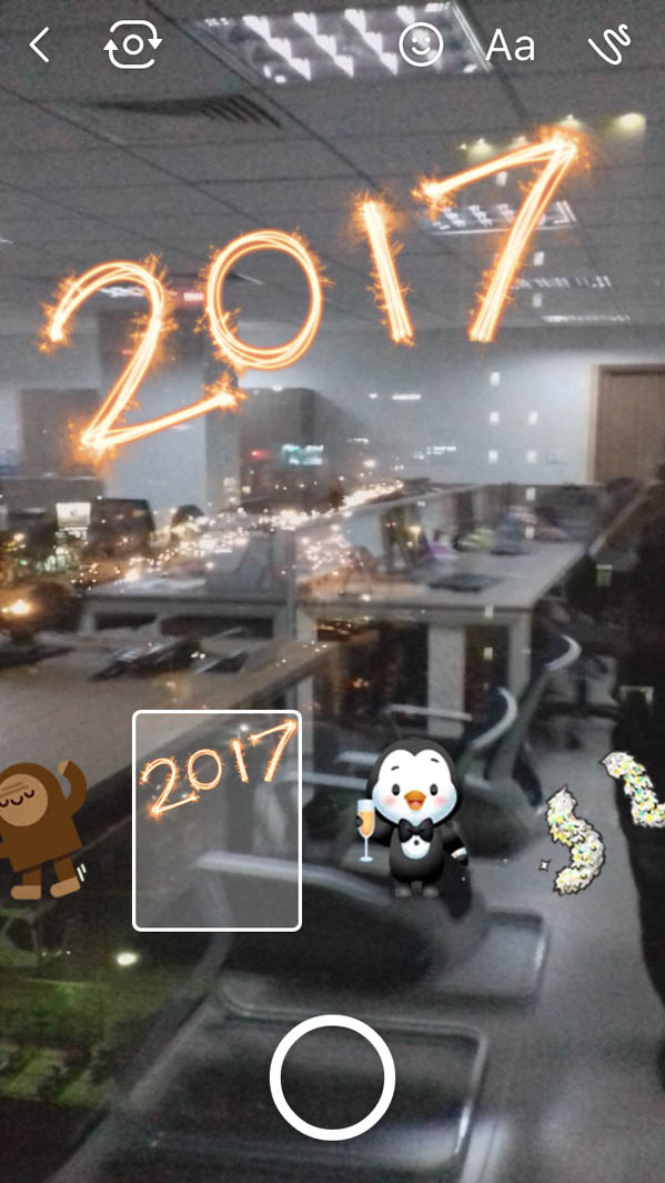 Hướng dẫn chụp ảnh Facebook Messenger kiểu năm mới 2017: Đây là một trong những ví dụ khi chụp ảnh đón năm mới 2017 cùng Facebook Messenger.