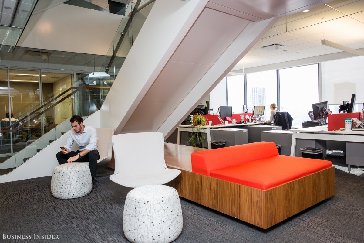 Văn phòng của Bain được thiết kế theo phong cách truyền thống kết hợp với vui chơi để tạo nên trải nghiệm làm việc thoải mái nhất có thể.