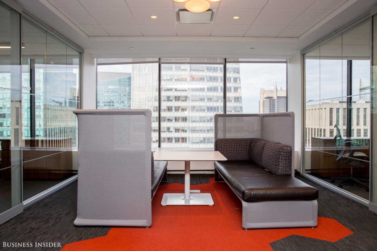 Theo nhiều nghiên cứu, nhân viên sẽ gắn kết với văn phòng khi họ có sự kiểm soát tốt hơn. Điều này không chỉ tới từ văn phòng mà còn từ nhiều khía cạnh khác nhau trong công việc.