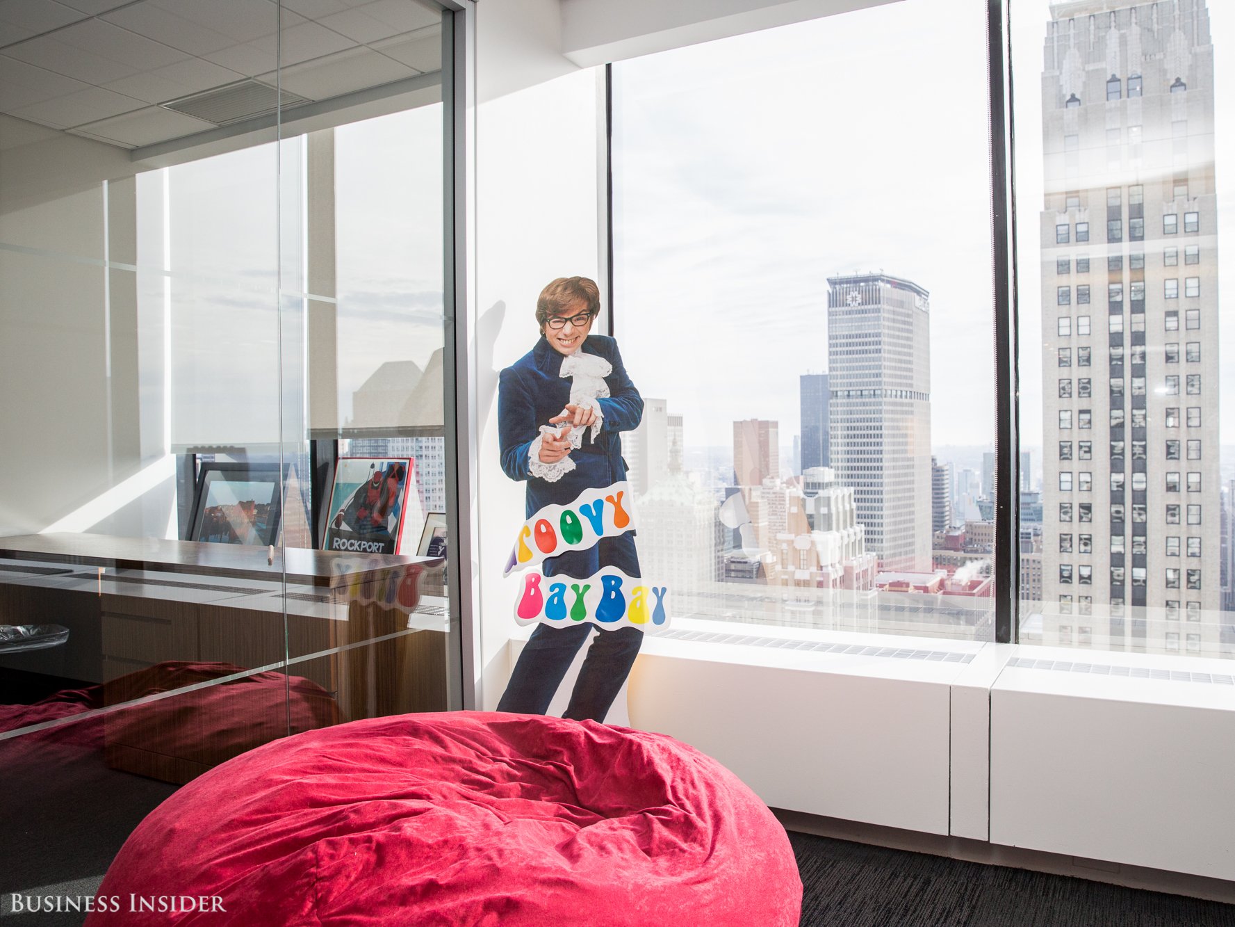 Mọi người trong văn phòng này lại thích bộ phim Austin Powers nên họ đặt tên phòng của mình là Groovy BayBay.