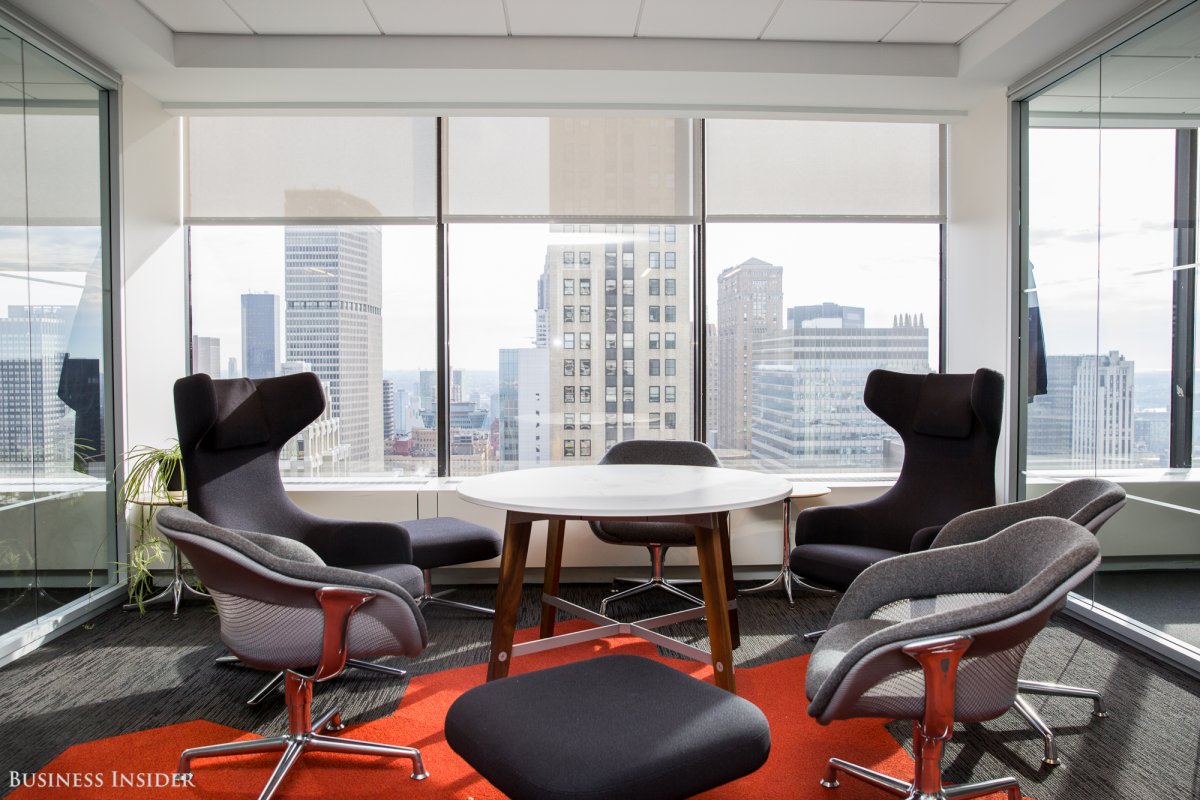 Văn phòng có nhiều khu vực khác nhau cho nhiều đặc thù công việc khác nhau. Những người làm việc sáng tạo sẽ được ngồi khu riêng trong khi những người làm việc theo nhóm được sử dụng phòng làm việc chung để phát triển tốt hơn theo nhóm.