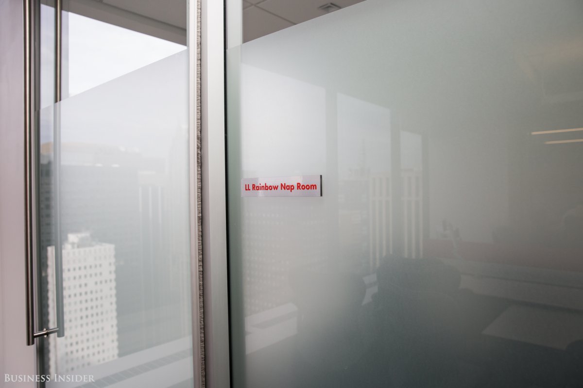 Tại Bain có những phòng nghỉ riêng, nhân viên có thể đặt phòng này để ngủ nếu quá mệt mỏi hoặc đơn giản nếu họ muốn một không gian riêng tư để làm việc, đây sẽ là nơi dành cho họ.