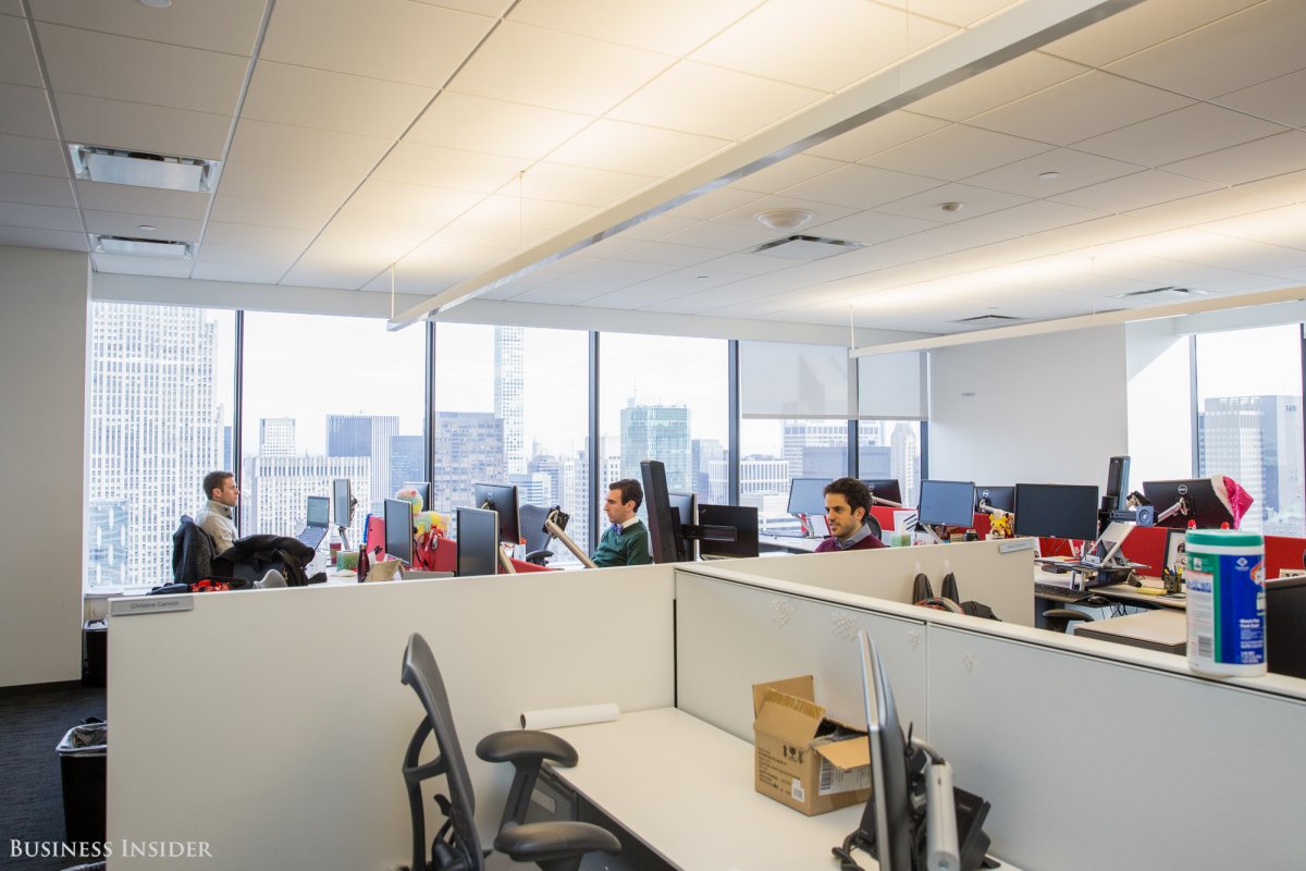 Điều này được thực hiện để giúp các nhân viên hiểu nhau hơn, mở rộng kiến thức ngoài thứ họ đang thực hiện. Một số bàn không có người ngồi đơn giản vì nhân viên ở đó đang đi du lịch dài ngày.