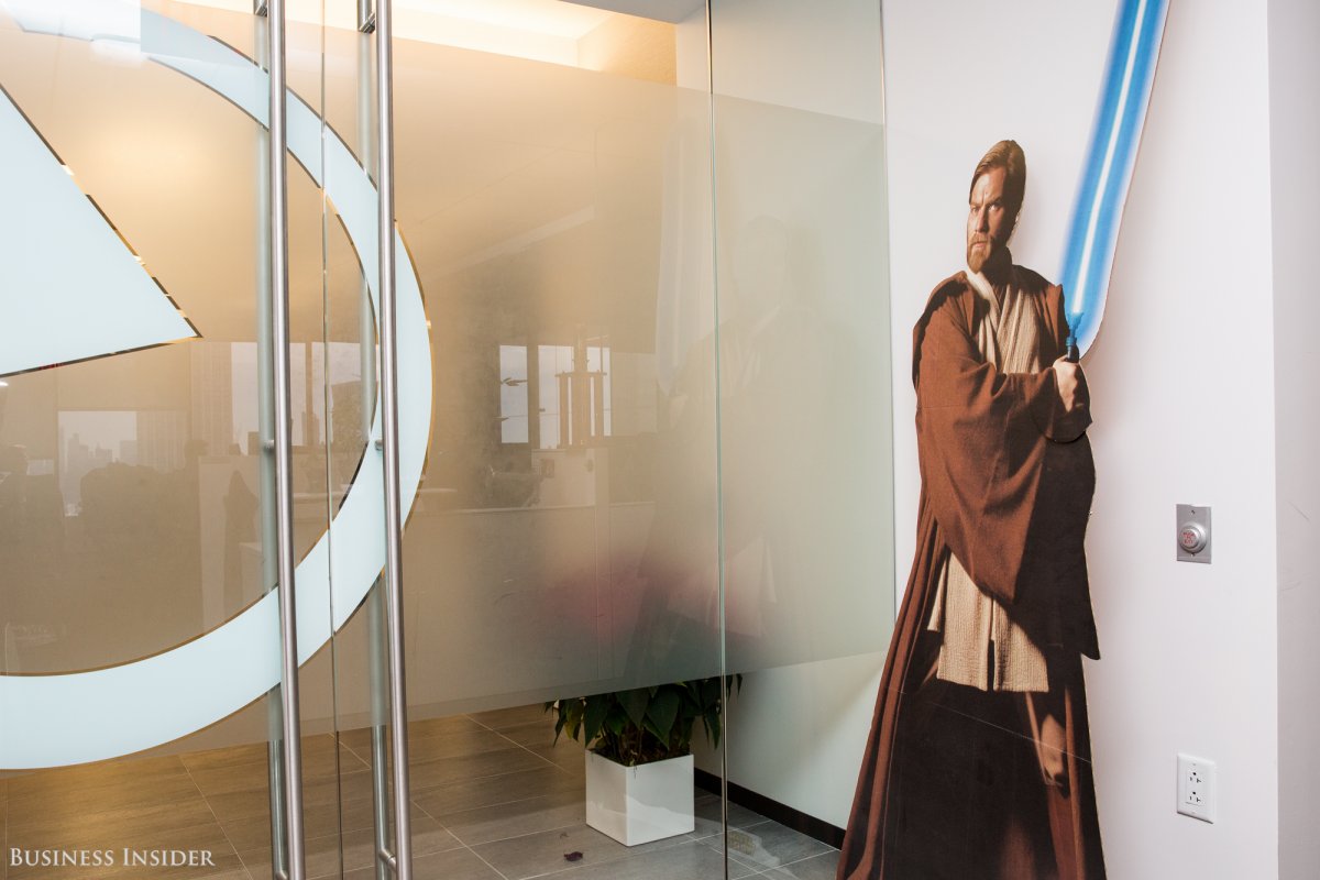 Mỗi khu vực đều mang tên gọi riêng, thường có chủ đề liên quan tới phong cách làm việc của nhóm. Ví dụ như đây là phòng Obay-Wan Kenobay, cái tên được gọi lái đi từ một nhân vật trong Star Wars chỉ vì nhân viên trong phòng thích bộ phim đó.