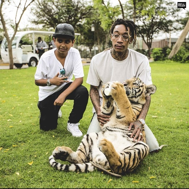 
Hình ảnh rapper Wiz Khalifa ghé thăm vườn thú nhà cậu ấm xứ Dubai.
