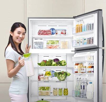 
Công nghệ Twin Cooling PlusTM ứng dụng trên dòng tủ lạnh hai cửa thế hệ mới của Samsung giúp người nội trợ bảo quản thực phẩm hoàn hảo suốt kỳ lễ Tết dài nhờ hai luồng hơi lạnh hoạt động riêng biệt để giữ thực phẩm tươi ngon và không bị lẫn mùi.
