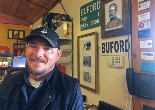 Jason Hirsch trong cửa hàng tiện lợi của Buford