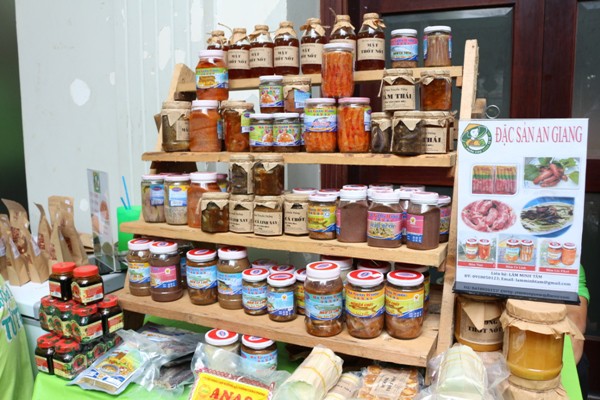 
Quầy Mắm bà giáo khỏe 55555 tại Phiên chợ xanh tử tế ở TP HCM.
