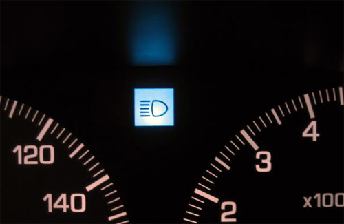 
Nhìn lên bảng điều khiển xe, nếu biểu tượng trên với màu xanh dương xuất hiện có nghĩa là xe bạn đang bật đèn pha.
