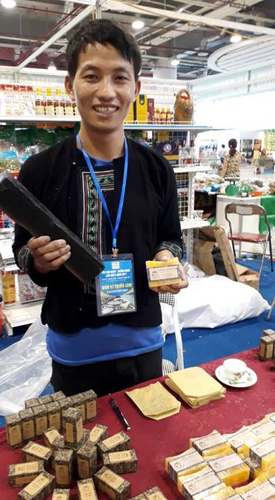 
Muối ngâm chân đã bán hết veo tại hội chợ OCOP Quảng Ninh 2017. Ảnh: BSA
