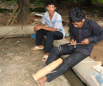 Người dân Raglai sản xuất đàn Chapi. Ảnh: BSA