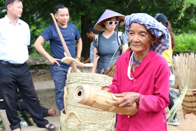 Người cao tuổi của đồng bào Raglai là những người có nhiều bí kíp khi chơi nhạc cụ này. Ảnh: BSA