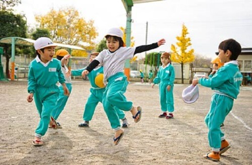 Nhìn cách trẻ em Nhật Bản sang đường, cha mẹ Việt Nam học được điều gì? - Ảnh 6.