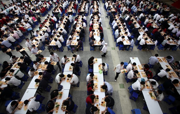 
Công nhân ăn trưa tại một nhà ăn ở nhà máy Foxconn Long Hoa
