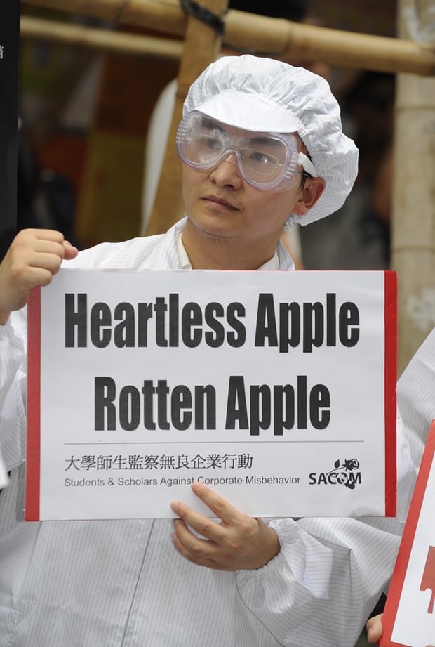 
Một người phản đối mặc trang phục công nhân bên ngoài một cửa hàng bán lẻ của Apple ở Hong Kong vào tháng 5, 2011
