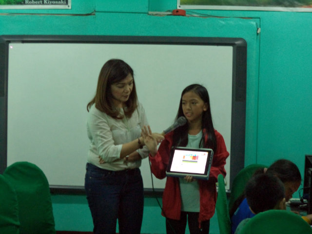 Isabel được mời đến trường cấp 2 Bagong Nayon 2 để trình bày về lập trình căn bản bằng ngôn ngữ Scratch.