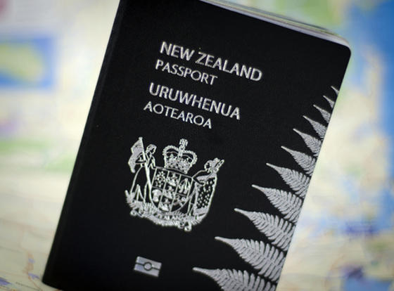 Cuốn hộ chiếu màu đen của New Zealand.