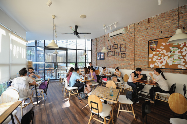 
Mô hình The KAfe là nhà hàng kết hợp ẩm thực Âu-Á, có lối thiết kế sang trọng, đẹp mắt
